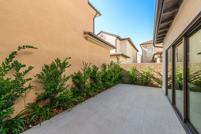 Building Photo - 3bedroom/3 bath/Gated Orchard Hill/Detache...
