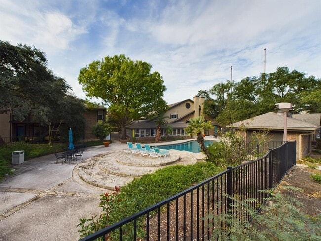 Building Photo - 7685 Northcross Dr