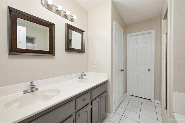 Building Photo - 13 Umbrellabird Ave