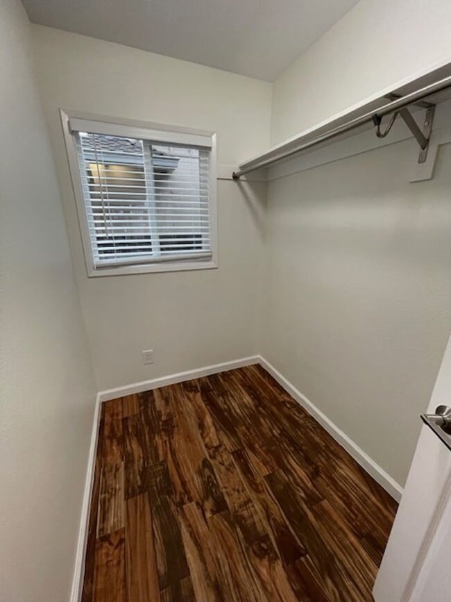 Building Photo - Spacious Studio, Centrally located, exclus...