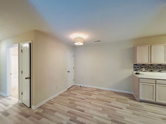 Building Photo - Beautiful Maintenance free 2 bedroom 2 bat...