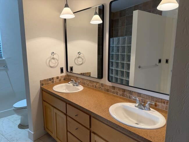 Building Photo - Beautiful 3 bedroom 2.5 bathroom house in a great neighborhood!