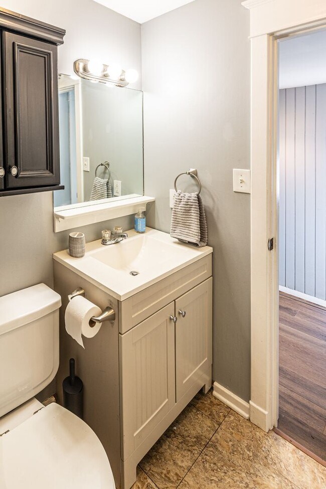 Building Photo - 1515 1/2 S Carson Ave