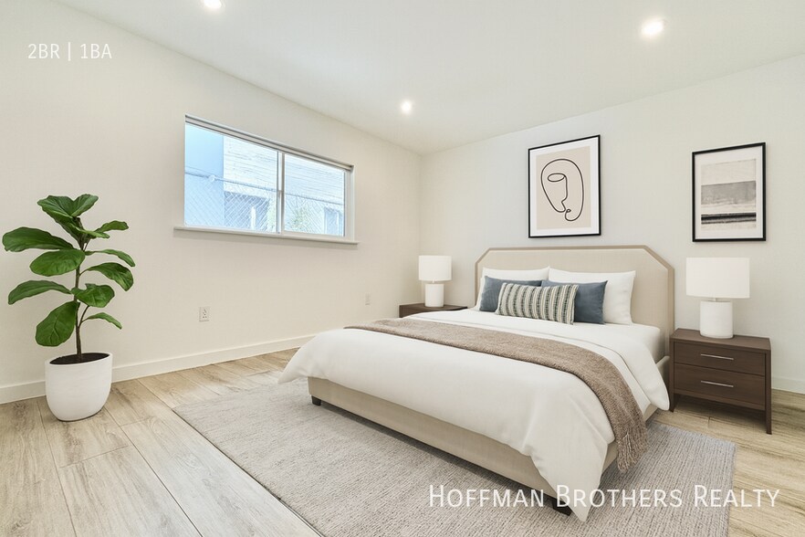 Building Photo - 562 N Kenmore Ave