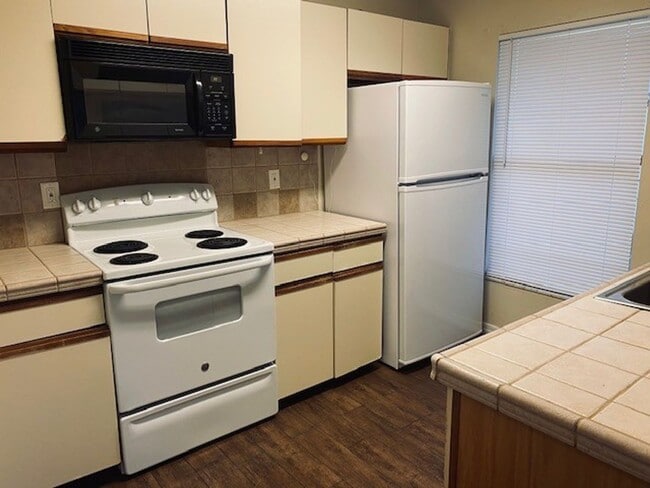 Building Photo - 1604 Sunside Square