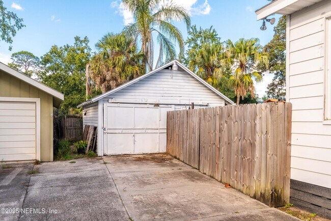 Building Photo - 4313 Lexington Ave