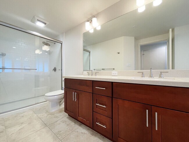 Building Photo - Pet Friendly 2-Bedroom Condo with Central ...