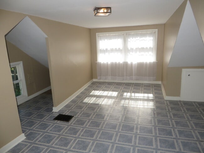 Building Photo - Two Bedroom Home with a bonus room/3rd bedroom in Historic District (Williams-Woodland Historic P...