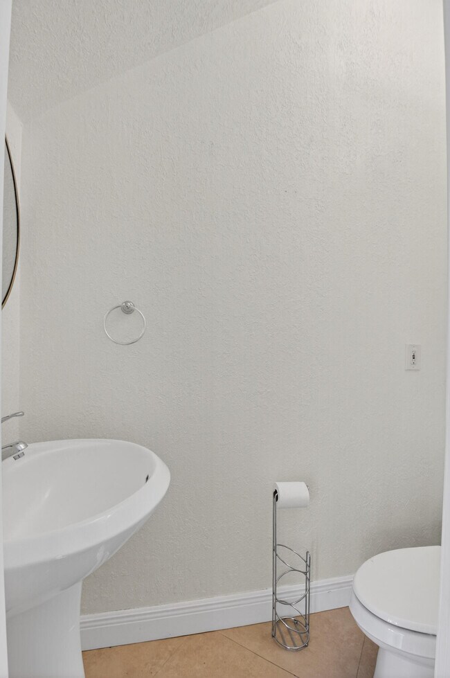 Building Photo - 2515 Venetian Ct