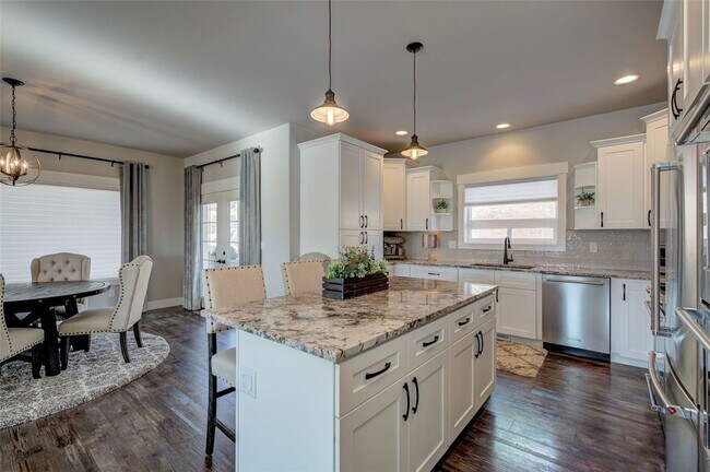 Building Photo - Beautiful 3+ bed, 3 bath home with 4 car garage, VIEWS, chef's kitchen and much more!