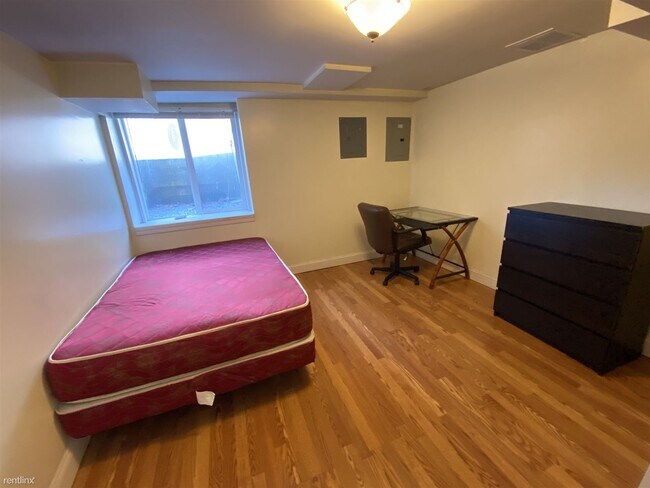 Building Photo - 7 br, 3 bath House - 524 Walnut St 524 Walnut