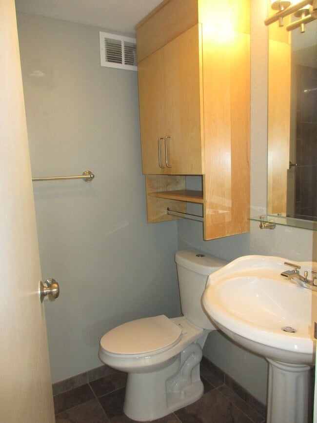 Building Photo - Harrison East Condos - 1 bed/1 bath w/balcony/storage/free laundry/pool (DOWNTOWN/PSU/OHSU)
