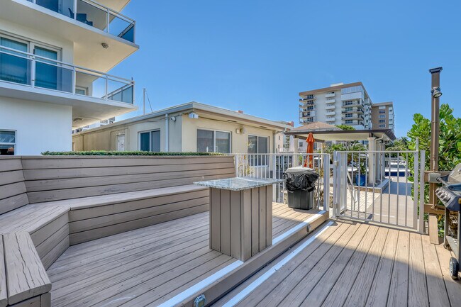 Building Photo - 1160 Hillsboro Mile