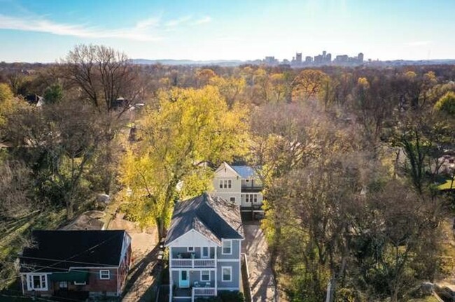 Building Photo - 3 Bed, 3 Bath East Nashville Beauty!