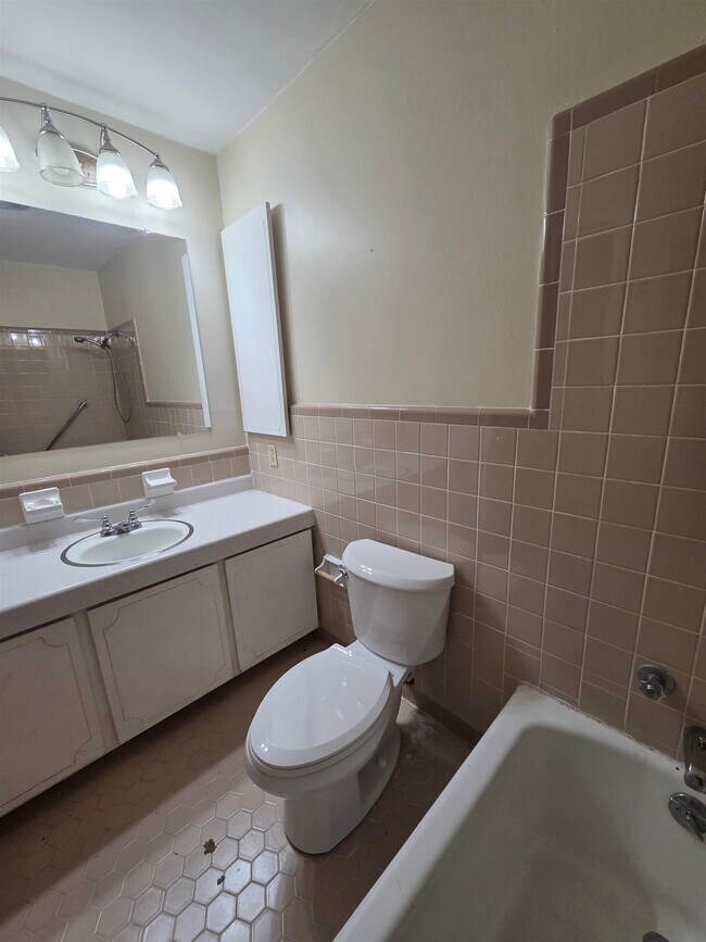 Building Photo - 104 Forest Cir