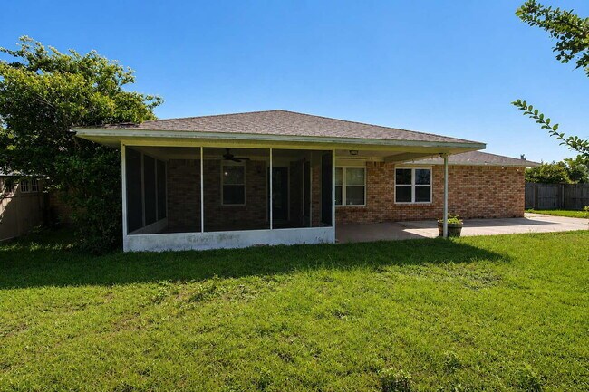 Building Photo - SW Pensacola Creek-Front Home with Screened Porch!