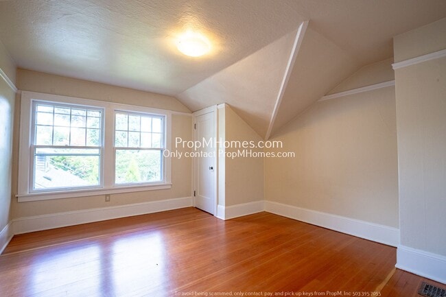 Building Photo - Cozy Three-Bedroom Duplex in Historic Irvi...