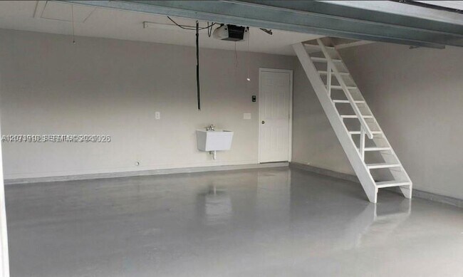 Building Photo - 333 NE Greenbrier Ave