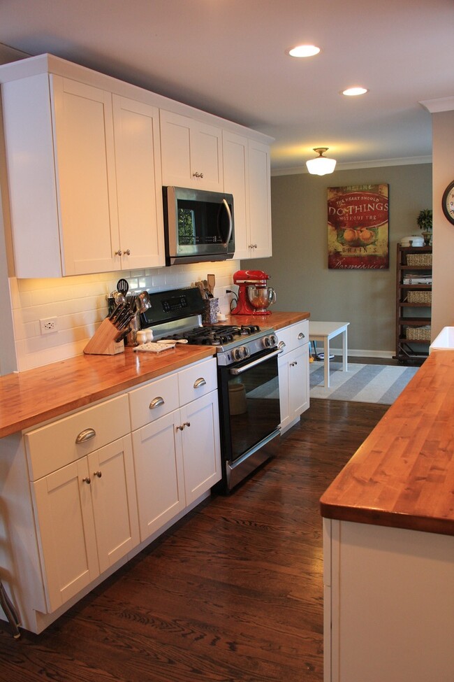Building Photo - 616 Greenview Pl