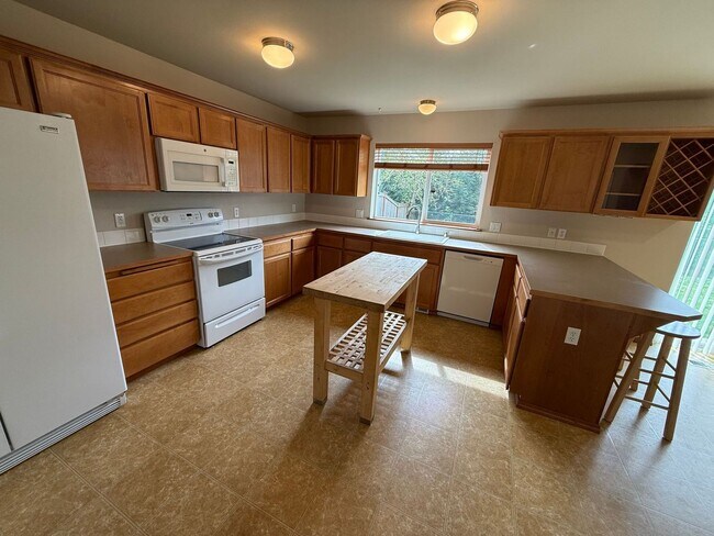 Building Photo - Beautiful 4 Bedroom in the Hidden Lake Community!