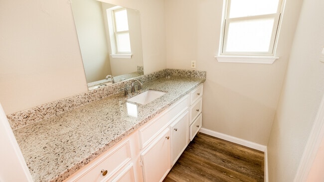 Building Photo - Amazing 4 bedroom house in Houston, TX