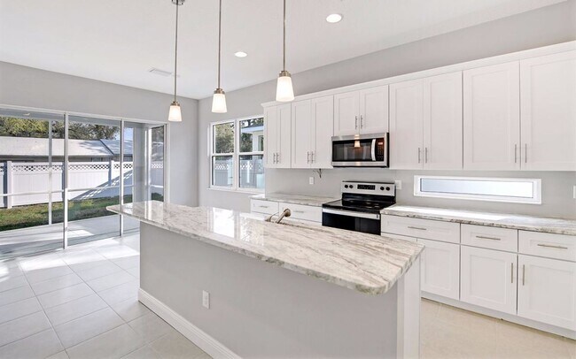 Building Photo - Like new 3/2/2 in small Bradenton community