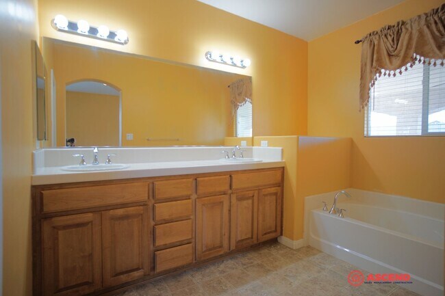 Building Photo - Lovely Home in Southwest Bakersfield!