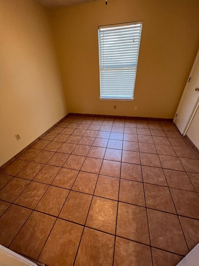 Building Photo - 3 Bed 2 Bath House with 2 Car Garage, Includes Refrigerator