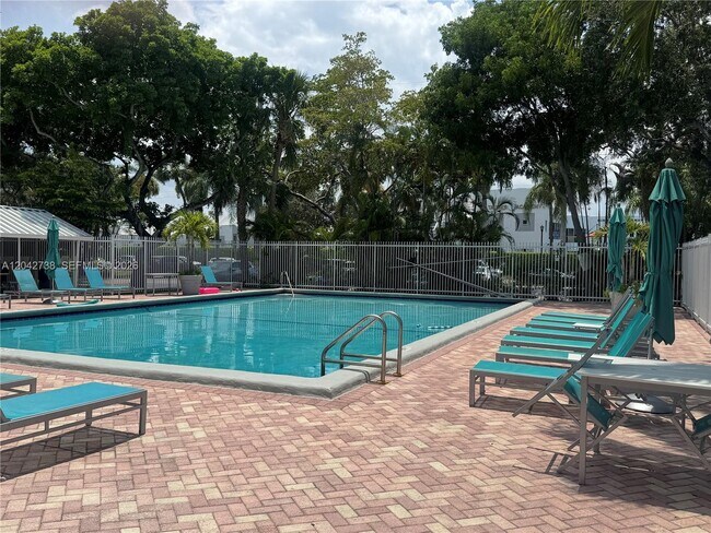 Building Photo - 20200 W Country Club Dr