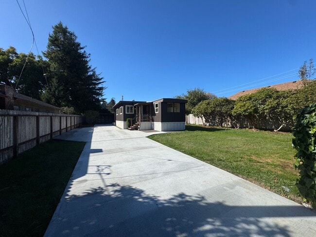 Building Photo - Sweet in-town mobile, very cute 1 bedroom ...