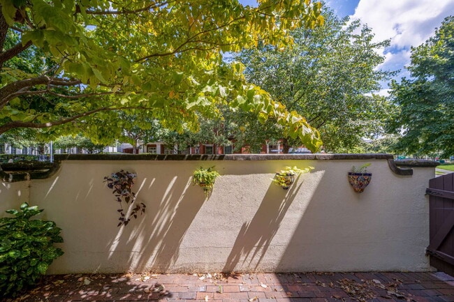 Building Photo - Charming End Townhouse in Prime North Old Town Location