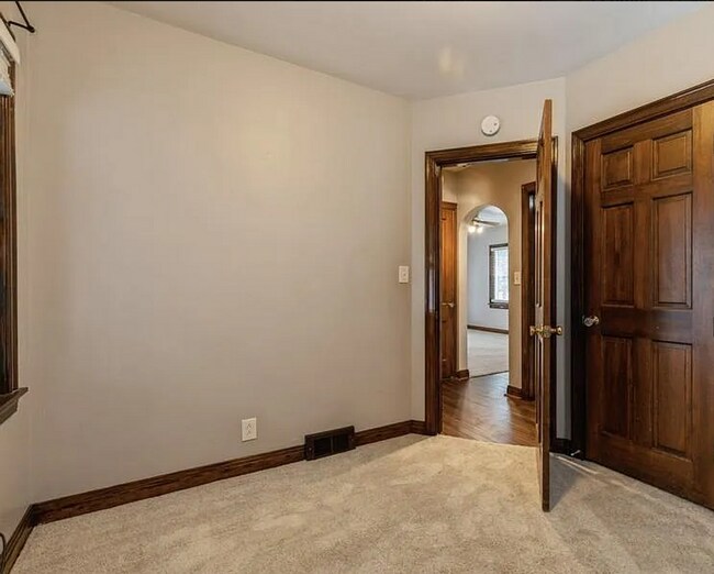 Building Photo - Terrific two bedroom home in Rock Island!