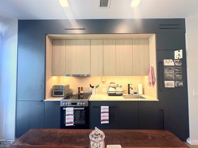 Building Photo - 9-11 Burney St