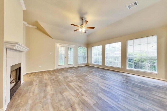 Building Photo - 2204 Grove Dr