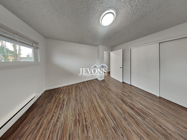 Building Photo - Charming 2-bedroom apartment just minutes from Pritchard Island Beach, with easy access to I-5