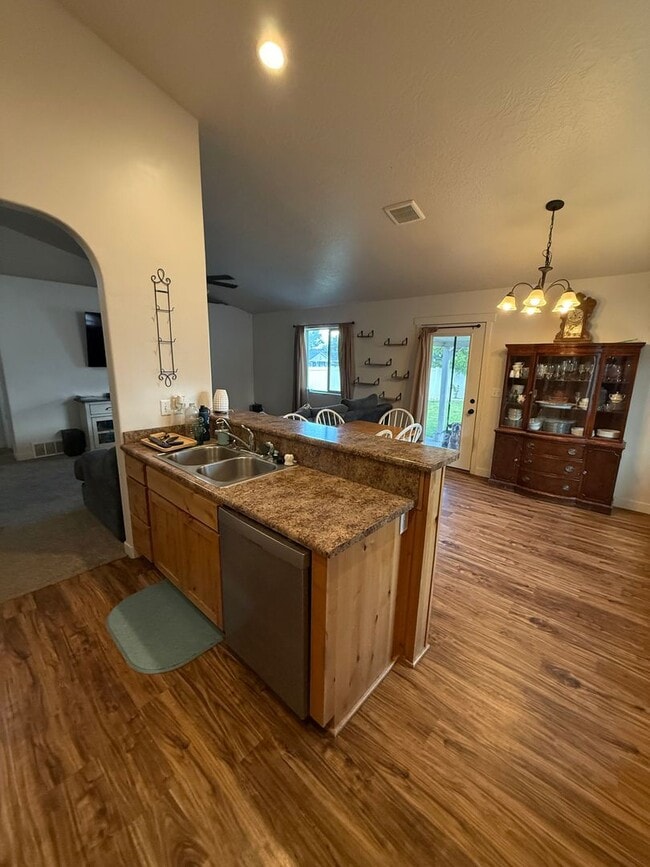 Building Photo - 468 Cowan Cir