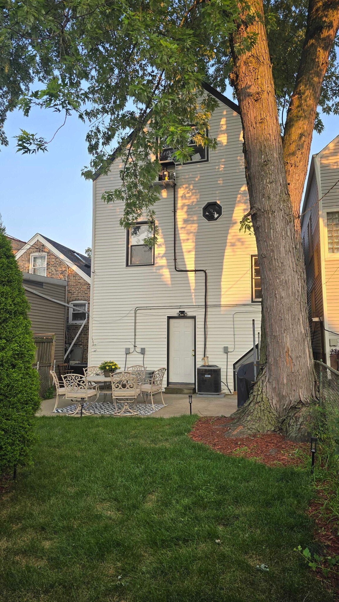 Building Photo - 2980 N Ridgeway Ave