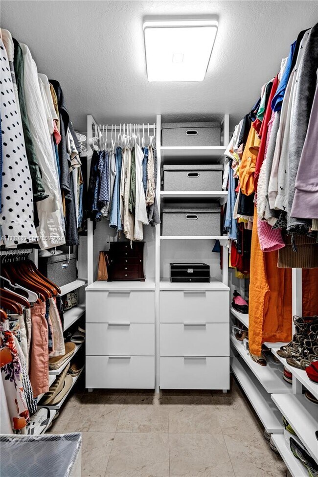 Building Photo - 13715 Kendale Lakes Cir