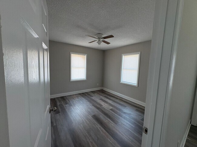 Building Photo - Bragg Court Apartment offering 1/2 OFF YOUR FIRST MONTHS RENT!! Available NOW!!
