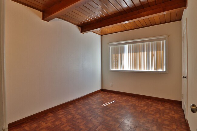 Building Photo - Roommate- Friendly 4 bedroom, 2 Bath Home Near UNR