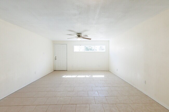 Building Photo - Spacious Backhouse Near Texas Tech, and Medical Centers!!