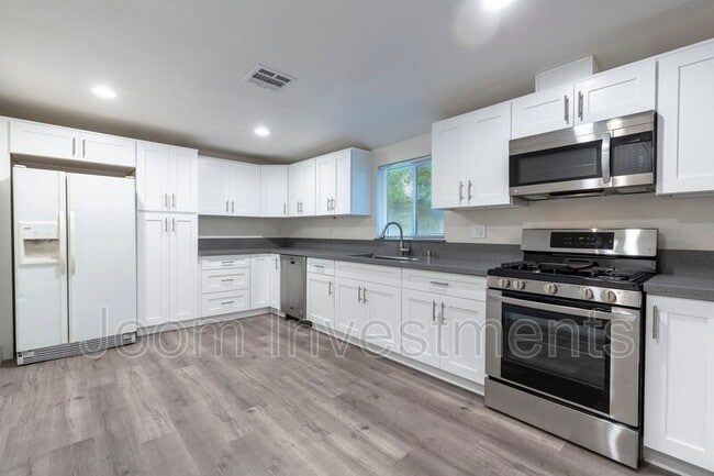 Building Photo - 912 N Stoneman Ave