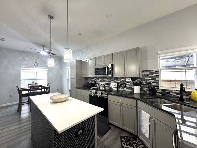 Building Photo - 736 Kildrummy Dr