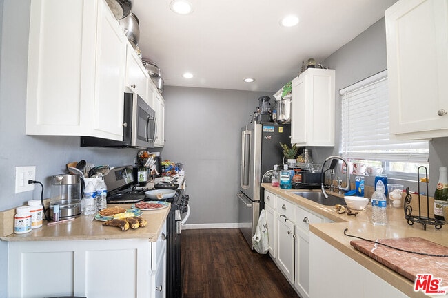 Building Photo - 333 S Serrano Ave