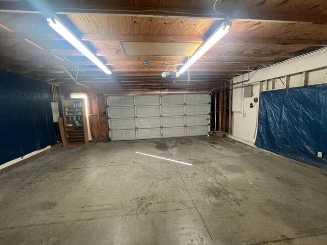 Building Photo - Beautiful upgraded 3 bedroom in Mission Grove!