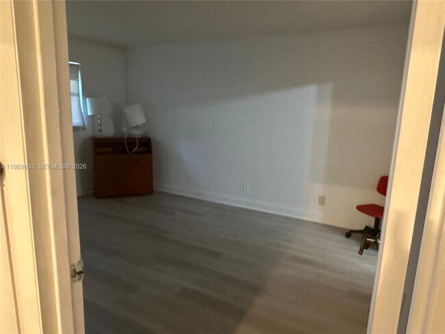 Building Photo - 410 SE 2nd St