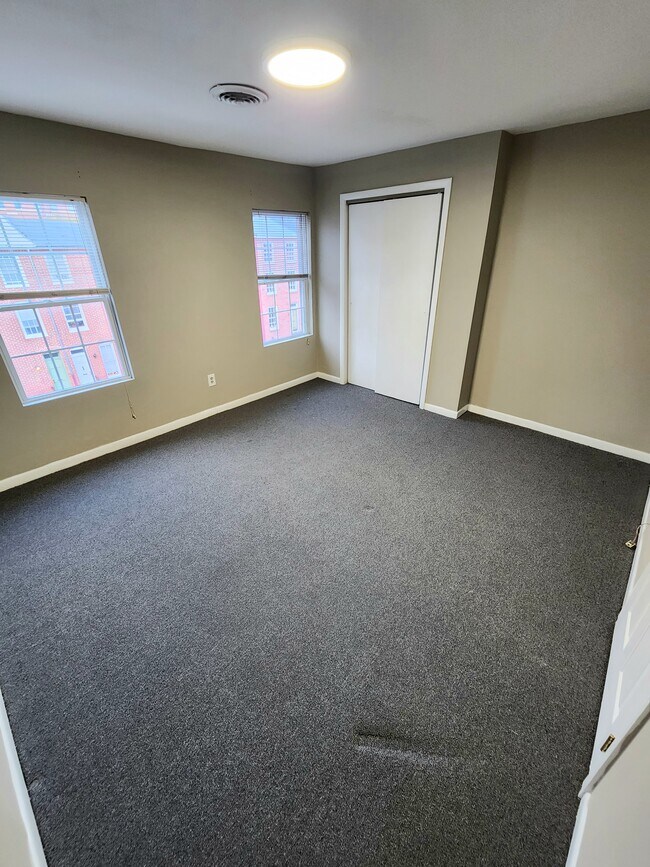 Building Photo - 661 Portland St