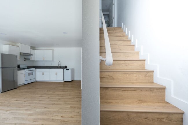 Building Photo - 2 Bedroom + 1.5 Bathroom Condo | Fashion Park Oxnard | Unfurnished