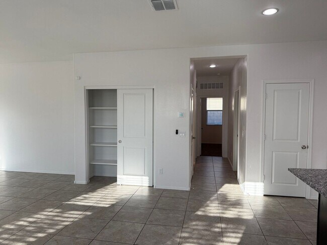 Building Photo - 1086 W Avalon Canyon Dr