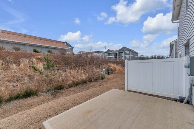 Building Photo - Beautiful 3 Bedroom / 2.5 Bath Townhome with Patio & Community Amenities $1,725/mo rent